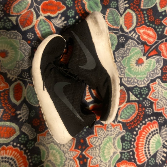 Black Nike Roshe Run - Picture 2 of 8